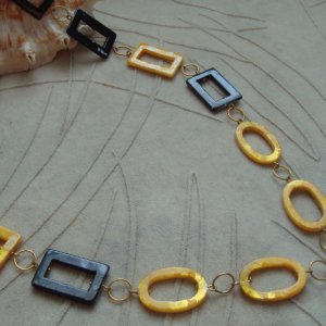 Работа Бусы из перламутровых бусин