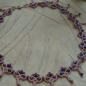 Робота Ажурне кольє з бісеру та бусинок