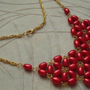 Работа Колье из бусин-бочонков