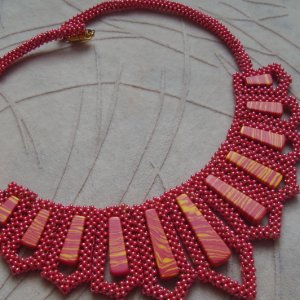 Работа Колье-чокер с каменными бусинами