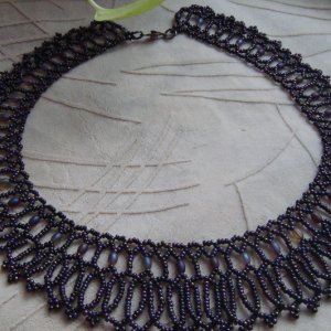 Работа Ажурное колье с вплетенными бусинками-бочонками