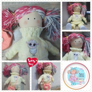 Робота Текстильна Кукла в Жёлтом Костюме