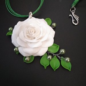 Робота Кулон з білою трояндою