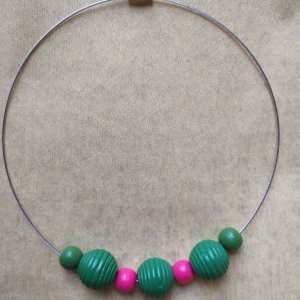 Работа Детские бусы на основе деревянных бус.