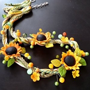 Работа Бусы с подсолнухом на военных шнурах