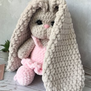 Робота Плюшева зайка в рожевому сарафанчику