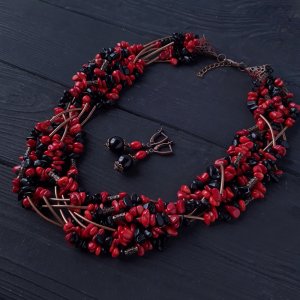 Робота Комплект з натуральних коралів та агату буси і сережки