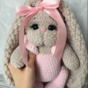 Работа Плюшевая зайка в розовой пижамке