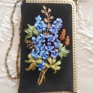 Работа Чехол для телефона с вышивкой лентами "Дельфиниум"