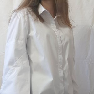 Работа Белая хлопковая рубашка с интересным дизайном рукава.