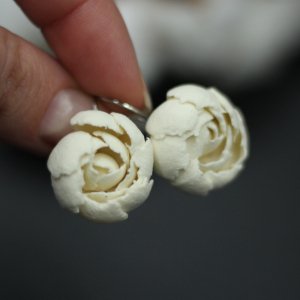 Работа Бежевые серьги пионы ручной работы