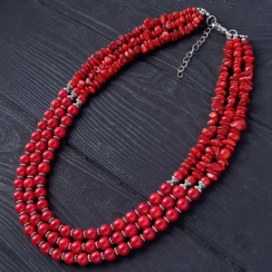 Работа Трехрядные бусы из натуральных кораллов № 605