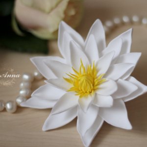 Работа Брошь белый лотос из полимерной глины