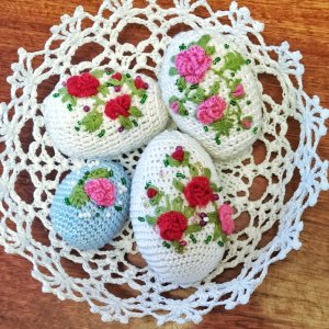 Робота Великодній декор - писанки в ажурному кошичку