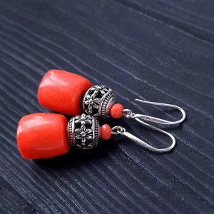 Робота Сережки з натуральними коралами кольору лосось