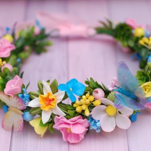 Работа Венок веночек с весенними цветами и шифоновыми бабочками 