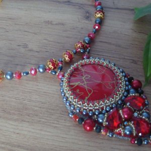 Работа Колье-чокер с кулоном из перламутра