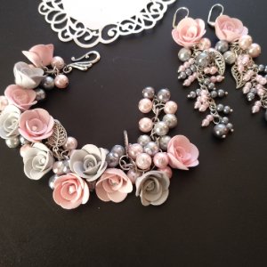 Работа Браслет и серьги с серебристо розовыми цветами и жемчугом