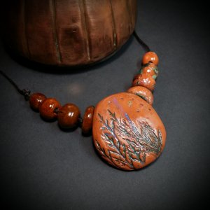 Робота Червоно-мідне намисто з кулоном