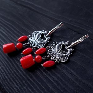 Работа Серебряные серьги с натуральными кораллами