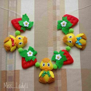 Робота Гірлянда з фетру 'Каченята з полуницею'