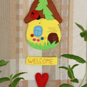 Робота Підвіска із фетру 'Лісовий будиночок'.