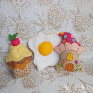Работа Подвеска-игольница ′Капкейк′, ′Яичница′, ′Домик′ из фетра