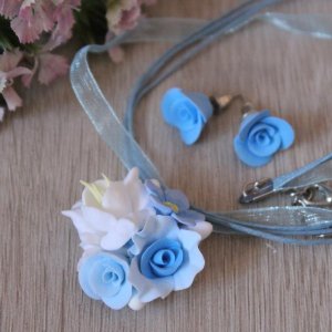 Робота Сережки гвоздики та кулон з трояндами та фрезією