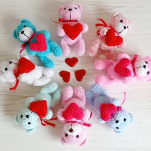 Работа Мишка Валентинка. Игрушка-сувенир вязаная. Рост 15 см