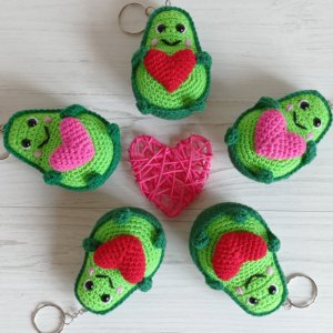Работа Авокадо с сердцем. Вязаная игрушка брелок-сувенир