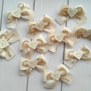 Работа Бутоньерки для гостей с датой свадьбы и инициалами молодых