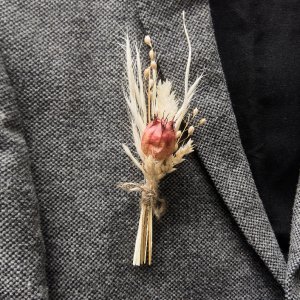 Робота Весілля в стилі рустик, бутоньєрки з сухоцвітами,