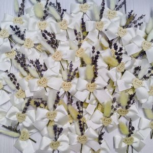 Работа Бутоньерки с сухоцветами для гостей с  инициалами молодых