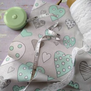 Робота Тканина бавовна для рукоділля серця м'ятна на сірому