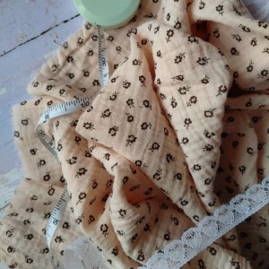 Работа Хлопок жатка с мелкими цветочками на бежевом фоне