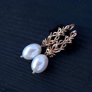 Робота Розкішні позолочені сережки з натуральними перлинами