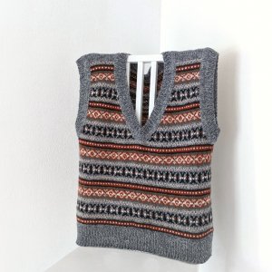 Работа Жилет с классическим орнаментом