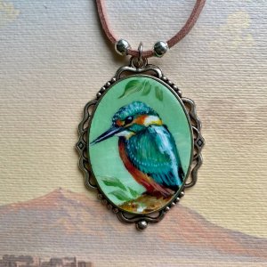 Работа Овальный кулон "Зимородок"