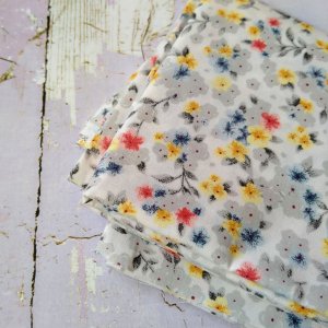 Робота Бавовна тканина для рукоділля сині квіти на білому тлі.