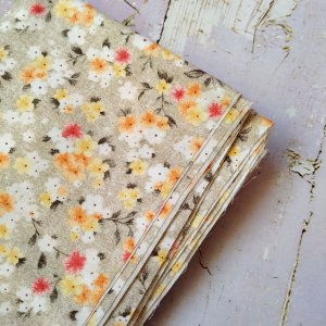 Робота Тканина бавовна для рукоділля квіти на бежевому фоні