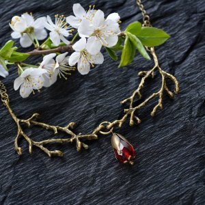 Робота Кольє з гілочками з вінтажними деталями та скляним кристалом