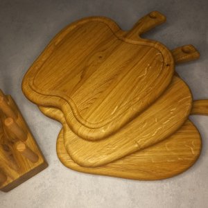 Работа Набор из трёх кухонных разделочных досок с подставкой