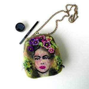 Робота Валяна сумочка "Фріда у фіалках"