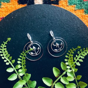 Работа Серебряные круглые серьги с лунами и грибочками