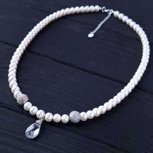Работа Роскошное колье из натурального жемчуга и кристалла Swarovski.