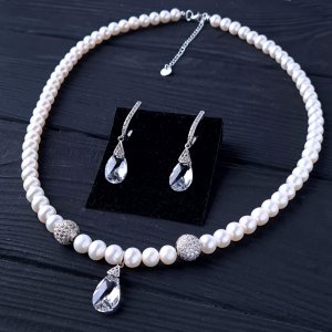 Работа Колье из натурального жемчуга и серьги с кристаллами Swarovski.