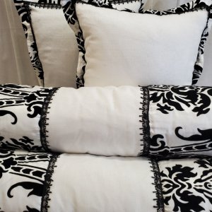 Работа Комплект декоративных подушек и валиков в черно-белом цвете.