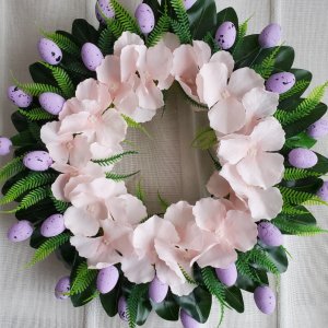 Работа Пасхальный венок с розовыми весенними цветами