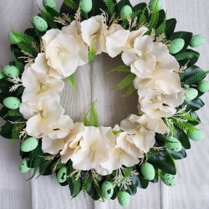 Работа Пасхальный венок с цветами цвета шампань