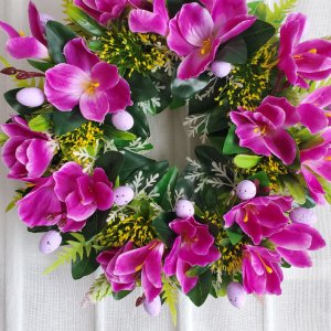 Работа Пасхальный венок с сиреневыми цветами орхидеи
